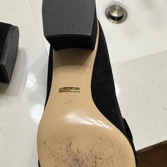 Gucci Women's Black Loafers with Gold Detail - Picture 6 of 7